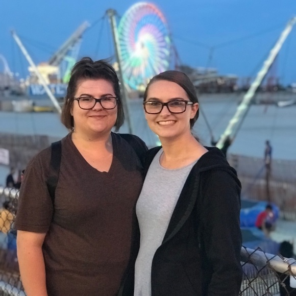 Hi, I'm Halli ... Welcome to my Closet! - Picture 4 of 8